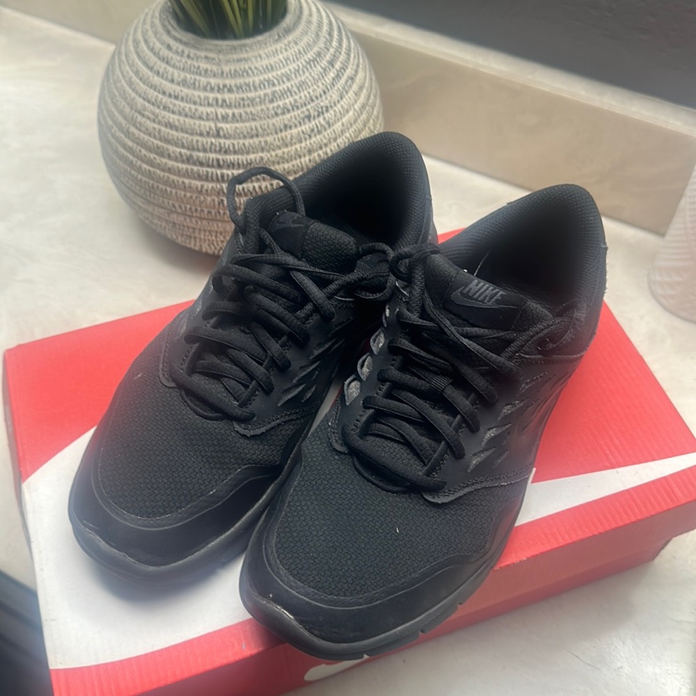 Women’s black Nike orive NM size 8.5